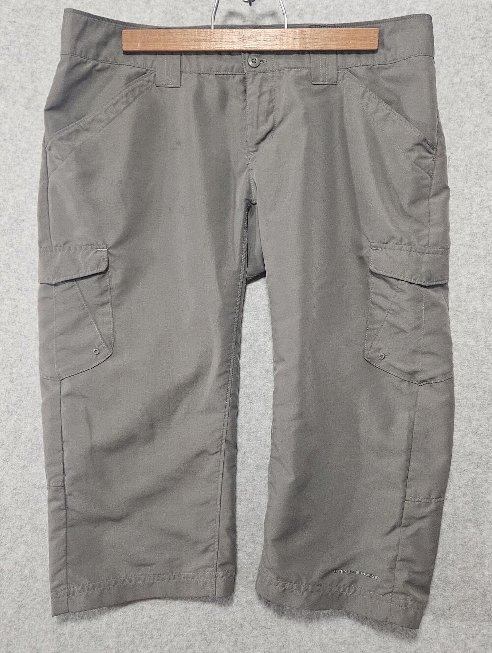 Ladies Columbia Omni-Shade  Gray Cargo Capri Pants Women's Sz 4 Lightly Stained